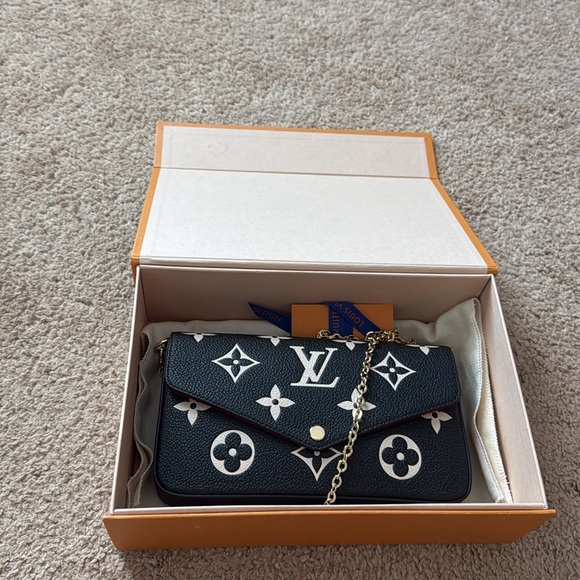 Louis Vuitton Orange Gift Box with Cream Pouch - Picture 15 of 15